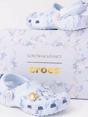 Loveshakefancy Blue Floral Crocs W/femine Jibbitz not sold separate W7 NEW!